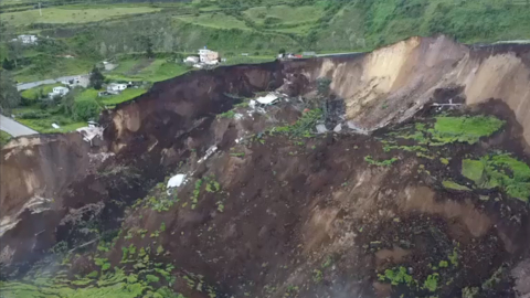 Imagen de un tramo de la carretera principal en Alausí, destruida por el deslave de tierra, el 27 de marzo de 2023. 