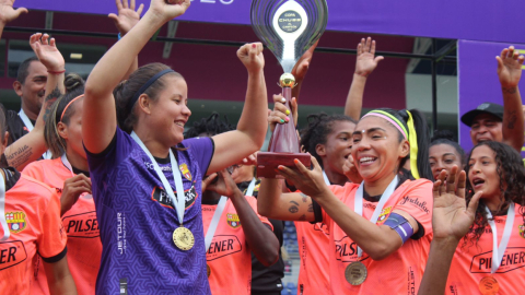 Las jugadoras de Barcelona festejan el título, después de ganarle a Dragonas IDV, el 26 de marzo de 2023.