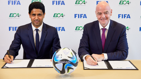 Nasser Al-Khelaifi, presidente de la Asociación Europea de Clubes y Gianni Infantino, presidente de FIFA, firman un acuerdo el 27 de marzo de 2023.