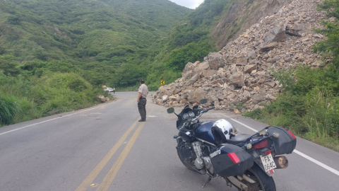 Un policía sobre la vía Loja-Catamayo, el 27 de marzo de 2023.