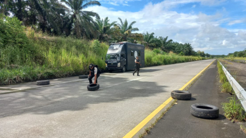 Policías durante un operativo en el anillo vial de Quevedo, el 27 de marzo de 2023.