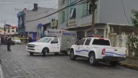 Una camioneta de la Policía y un vehículo de Medicina Legal en la Fiscalía de Santo Domingo de los Tsáchilas, el 27 de marzo de 2023.