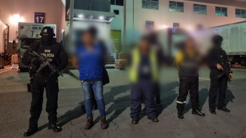 Tres de los 12 detenidos de una banda de narcotráfico, en Guayaquil, el 27 de marzo de 2023. 