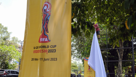 Una pancarta con la publicidad del Mundial Sub 20 de Indonesia en una calle en Bali, en marzo de 2023.