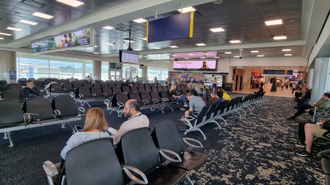 Imagen referencial de pasajeros esperando su vuelo en el Aeropuerto Internacional Mariscal Sucre de Quito, el 17 de febrero de 2023.