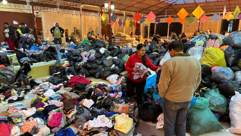 Centro de acopio de donaciones para los damnificados por el deslave en Alausí, el 28 de marzo de 2023. 