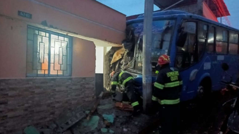 Un bus se chocó contra una vivienda en el sur de Quito, el 28 de marzo de 2023.