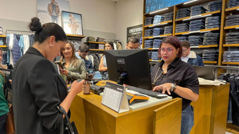 Una mujer compra en la tienda de Chevignon en Mall el Jardín, el 7 de marzo de 2023.