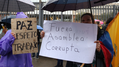 Ciudadanos protestan en contra de la Asamblea, este 28 de marzo de 2023, mientras se tramita el juicio político contra el presidente Guillermo Lasso en la Corte Constitucional.