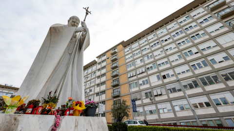 Vista fronta del hospital en Roma, donde se encuentra internado el Papa Francisco, el 30 de marzo de 2023. 