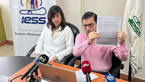 Nathaly López Borja, directora administrativa del hospital Teodoro Maldonado Carbo, de Guayaquil, y el gerente general Francisco Pérez denunciaron supuestas extorsiones el 9 de marzo de 2023.