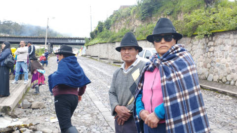 María Hilda Caranqui busca a su hermano Telmo y a sus cuatro sobrinos que quedaron sepultados en el deslave de Alausí. 