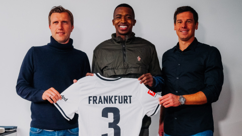 William Pacho sostiene su nueva camiseta junto a directivos del Eintracht Frankfurt, el 30 de marzo de 2023.