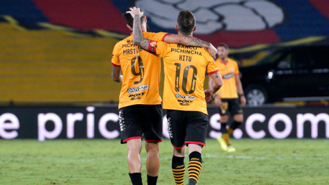 Gonzalo Mastriani y Damián Díaz, de Barcelona, luego de clasificar a las semifinales de la Copa Libertadores 2021, en el estadio Banco Pichincha.