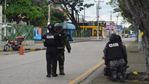 Equipo del Grupo de Intervención y Rescate (GIR), antes de liberar a un empleado de una joyería con cargas explosivas, en Sauces 9, al norte de Guayaquil. 