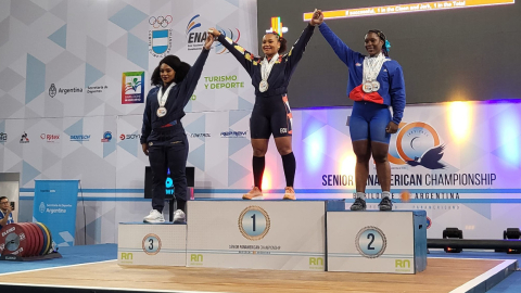 Las ecuatorianas Neisi Dajomes y Tamara Salazar en el podio tras ganar medallas de oro y bronce en el total olímpico de la categoría de 81 kilogramos, en el Panamericano de Levantamiento de Pesas, en Bariloche, el 31 de marzo de 2023. 