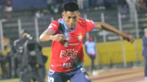 Bryan Oña, durante un partido con El Nacional en el estadio Olímpico Atahualpa, en Quito.