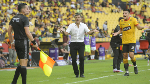 Fabián Bustos y Fernando Gaibor, de Barcelona, reclaman al juez de línea en el partido ante Mushuc Runa, el 1 de abril de 2023. 