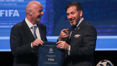 El presidente de la FIFA, Gianni Infantino saluda al presidente de la Conmebol, Alejandro Domínguez, durante el 76 Congreso Ordinario de la Conmebol, en la ciudad Luque (Paraguay).