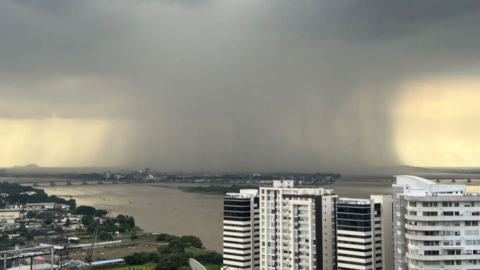 Panorámica de Guayaquil en un día lluvioso, el 29 de marzo de 2023. 