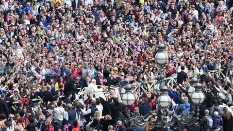 El Papa Francisco es rodeado de fieles que acuden a la misa de Domingo de Ramos, el 2 de abril en el Vaticano.