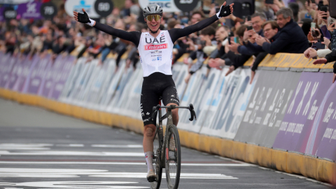 Tadej Pogacar festeja su victoria en el Tour de Flandes, el 2 de abril de 2023. 