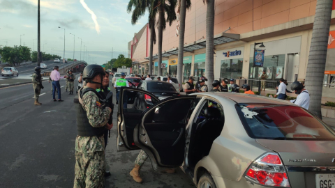 Militares hacen una requisición a conductores en el sur de Guayaquil, el 3 de abril de 2023. 