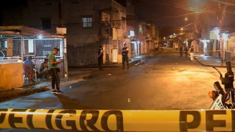 Dos policías en un sector del Suburbio, en Guayaquil, tras un nuevo ataque de sicarios, el 2 de abril de 2023. 