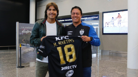 Marcelo Moreno Martins, junto a Roberto Arroyo, dirigente de Independiente del Valle, en el aeropuerto de Buenos Aires, el 3 de abril de 2023.