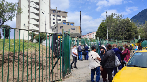 Familiares de pacientes del Hospital Enrique Garcés, en enero de 2023.