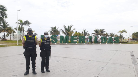 Policías en una playa de la provincia de Esmeraldas, en 2021.