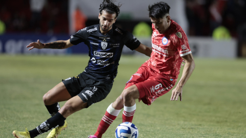 Lucas Villalba, de Argentinos, disputa un balón con Lautaro Díaz, de IDV, en Buenos Aires, el 4 de abril de 2023.