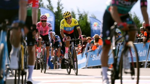 Richard Carapaz llega a la meta en la Etapa 3 de la Itzulia, el 5 de abril de 2023. 