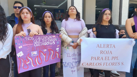 Colectivos ciudadanos hicieron un plantón en el Parque Calderón de Cuenca el 5 de abril de 2023 para reclamar a la justicia por la liberación de dos femicidas. 