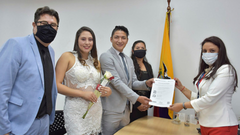 Fotografía referencial de un matrimonio en el Registro Civil.