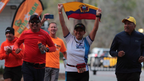 Lucía Tapia, con la bandera ecuatoriana, durante el Ultraman de Florida, el 12 de febrero de 2023.