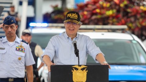 El presidente Guillermo Lasso, durante la entrega de vehículos politicales en Guayaquil, este 31 de marzo de 2023.