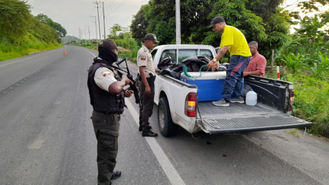 Policía realiza un operativo de control en Esmeraldas, este 5 de abril de 2023.