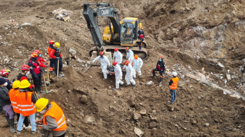 Bomberos rescatan cuerpos sin vida en Alausí, el 18 de abril de 2023.