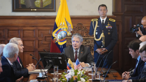 Reunión del presidente de Ecuador, Guillermo Lasso, con senadores estadounidenses, en el Palacio de Carondelet, el 20 de octubre de 2022. 