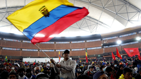 Imagen referencial de una persona con la bandera de Ecuador, en las protestas de junio de 2022.