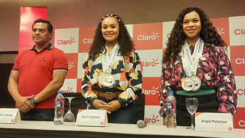 Walter Llerena, Neisi Dajomes y Angie Palacios, durante una rueda de prensa en Quito, el 6 de abril de 2023.