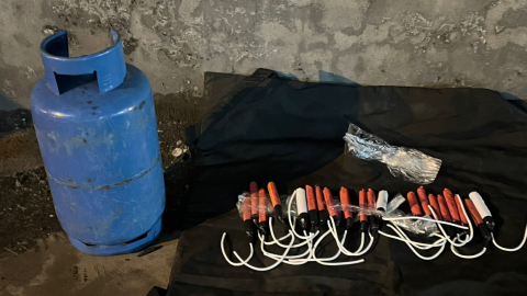 Un cilindro de gas y 20 explosivos fueron encontrados en un coche bomba, en el sur de Quito.