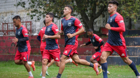 Jugadores del Deportivo Quito se entrenan el 5 de abril de 2023.