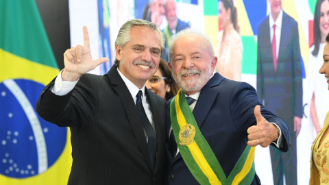 El presidente argentino, Alberto Fernández, y el presidente brasileño, Lula da Silva, el 1 de enero de 2023.