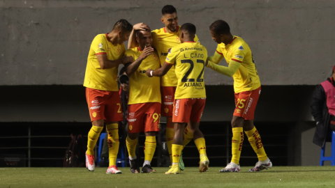 Los jugadores del Aucas celebran en el partido ante Emelec, en el estadio Gonzalo Pozo Ripalda, el 9 de abril de 2023.