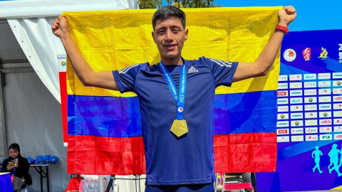 David Hurtado, con su medalla de oro obtenida en Taicang, China, el 7 de abril de 2023.