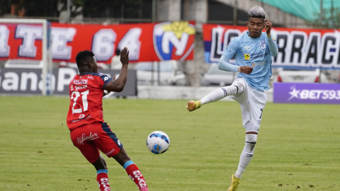 Arón Rodriguez, de Universidad Católica, disputa un balón en el partido ante El Nacional, en el estadio General Rumiñahui, el 8 de abril de 2023.