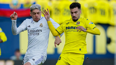 El uruguayo Federico Valverde y el español Álex Baena, durante un partido entre el Real Madrid y el Villarreal.