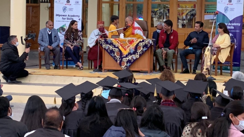 El Dalai Lama y el niño indio, durante un acto de la Fundación M3M en India.